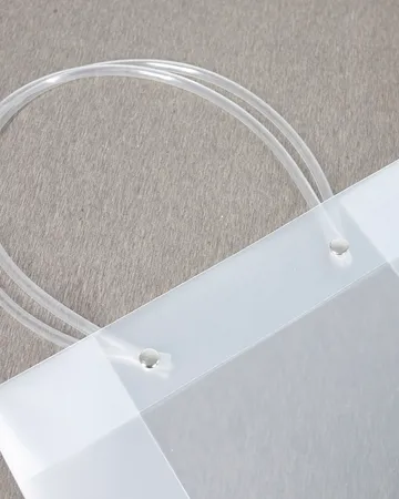 PVC 軟管提把 — 圓潤好握，俐落耐用。